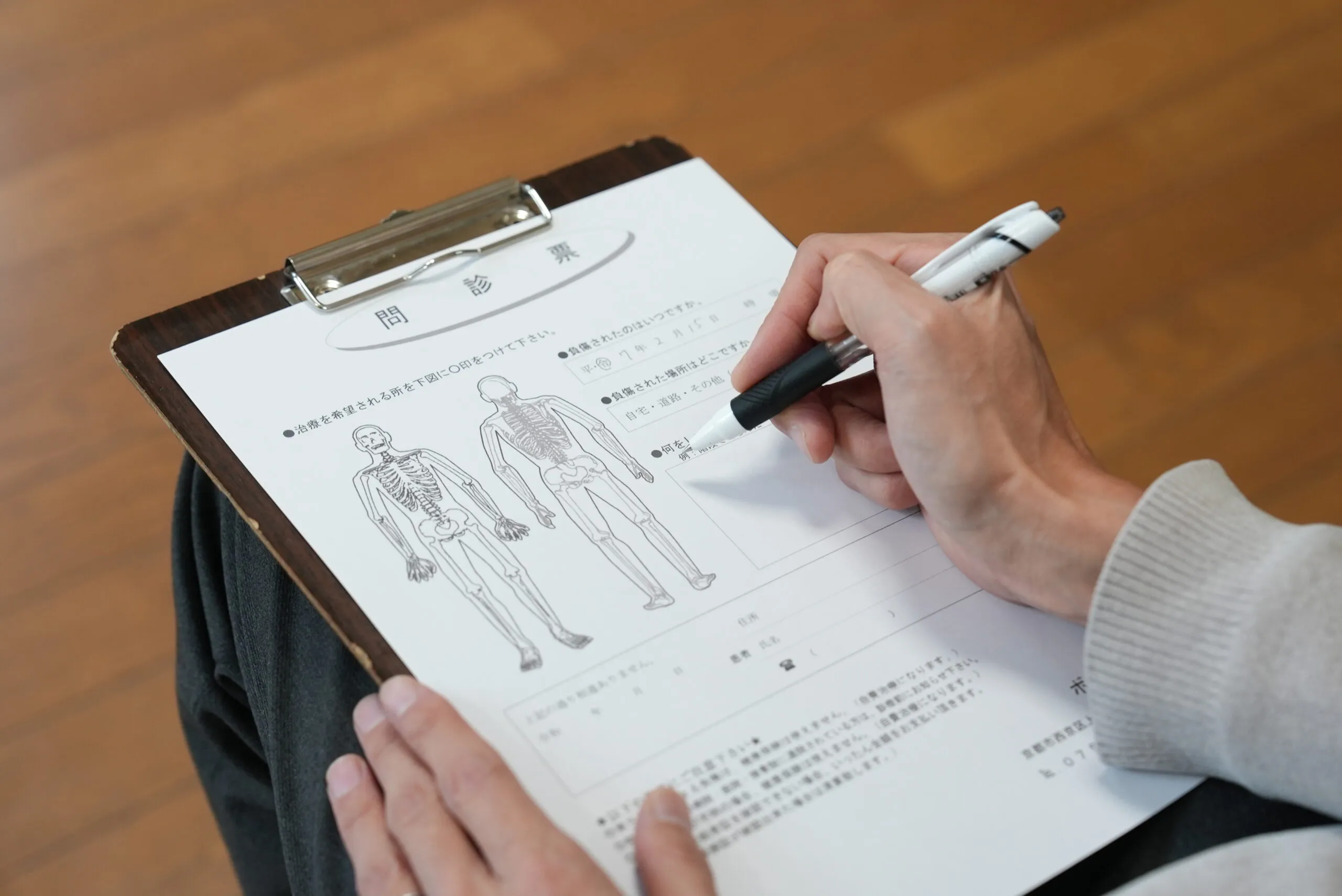 院長が来院者の話を聞きながらカウンセリングをしている様子