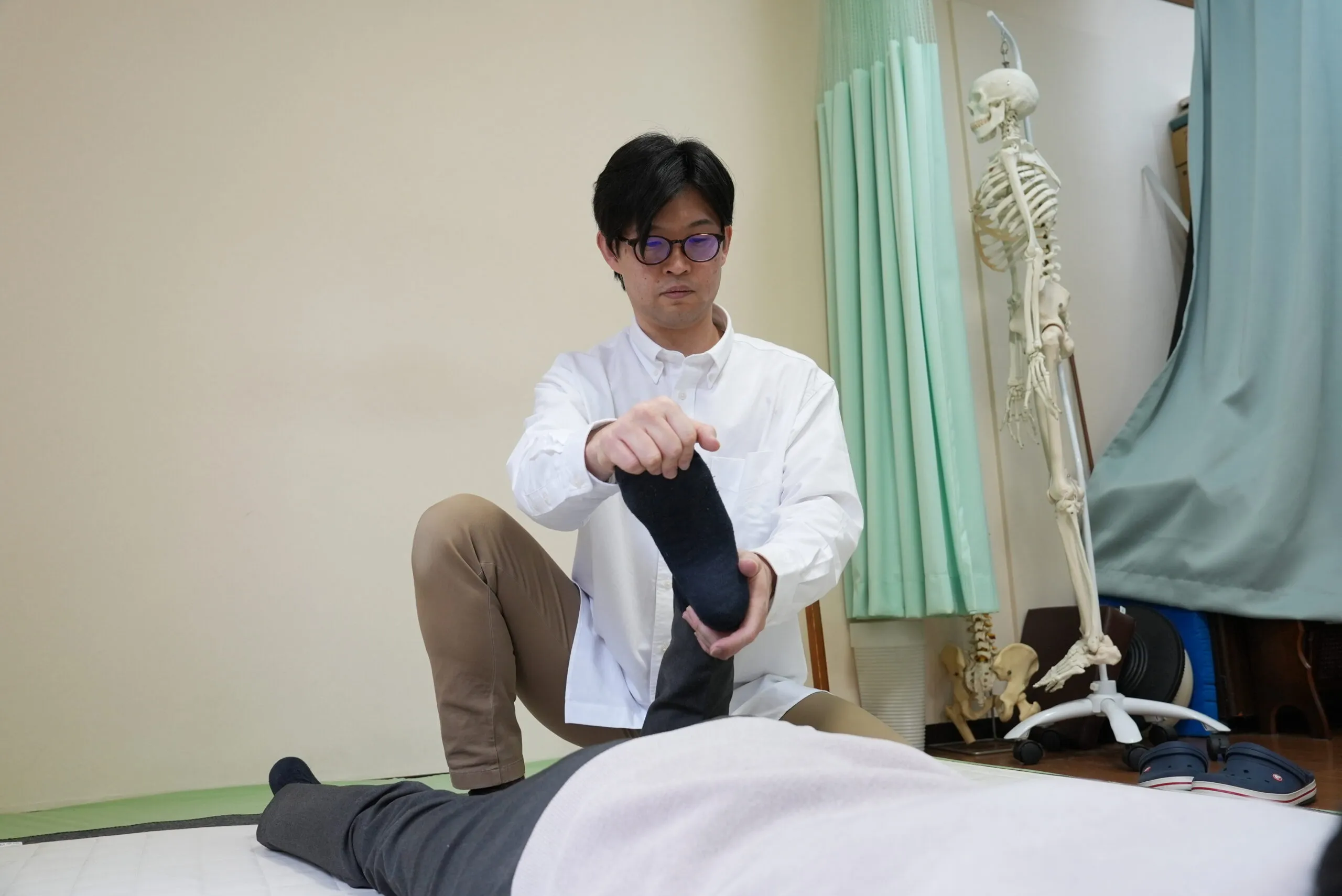 来院者の姿勢を確認しているボラン整骨院の院長