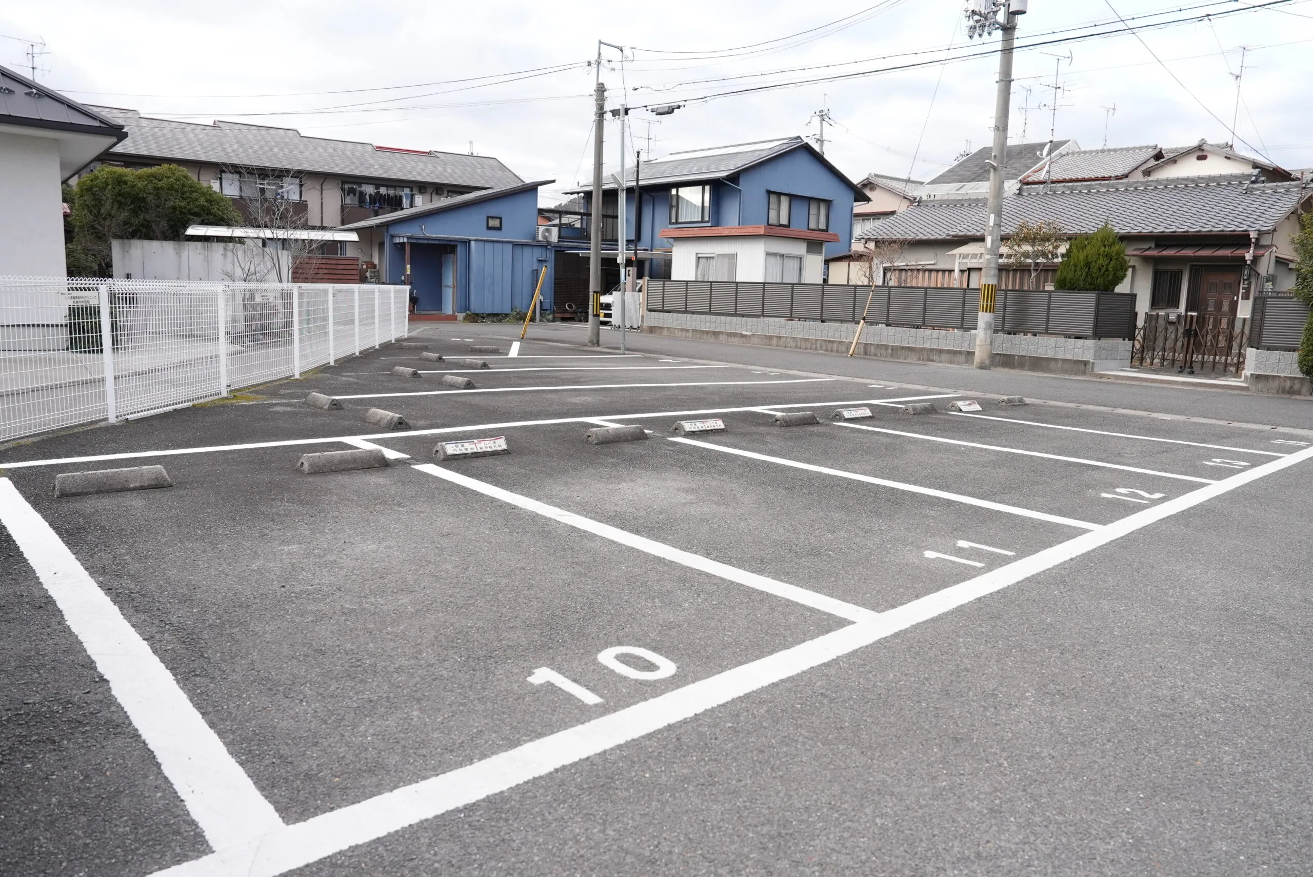 院の駐車場の入口